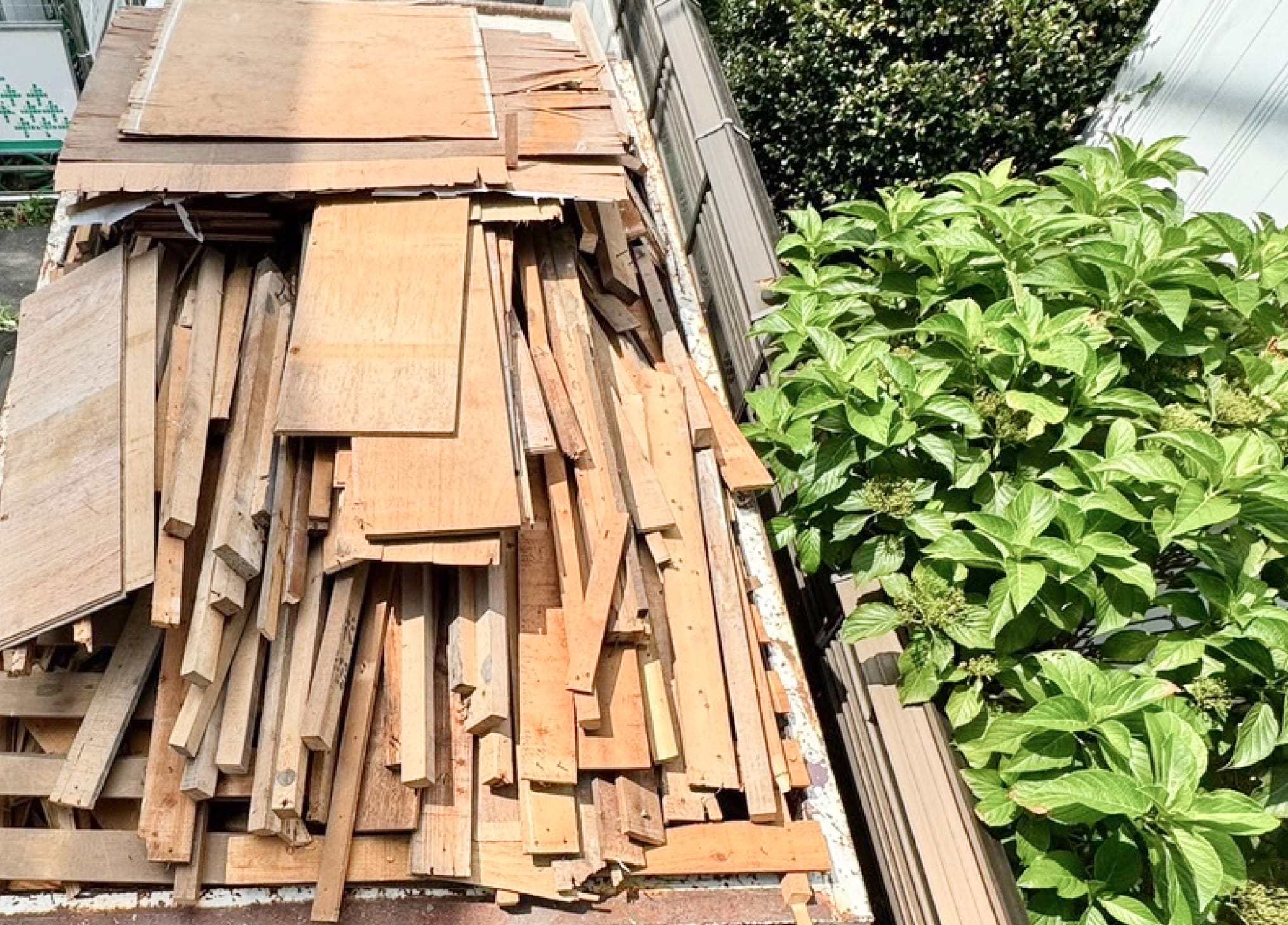 青空の下、屋根で作業する作業員